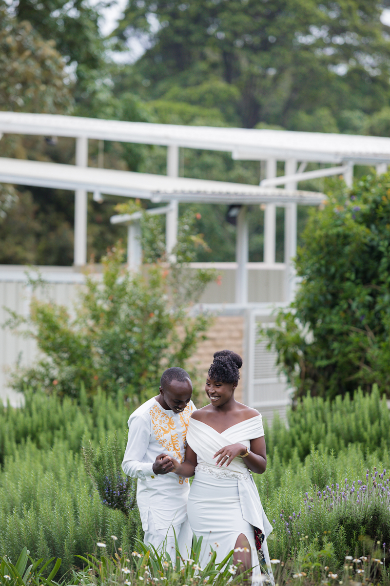 Naishola Gardens Couple Engagement :: Naiposha Gardens Picnic