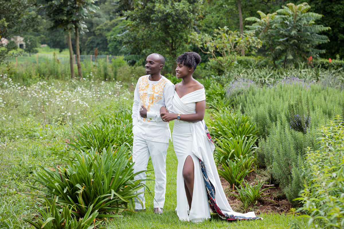 Naishola Gardens Couple Engagement :: Naiposha Gardens Picnic